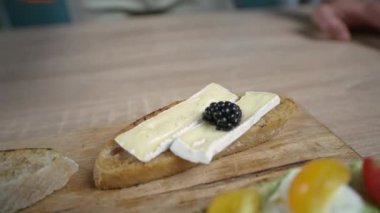 Mans elleri bruschetta hazırlamak için yakın çekim