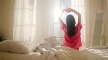 Sabah kızı vurdu. Yatakta uyandı..