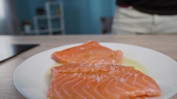 Cocinar en casa sal dos deliciosos trozos de filete de pescado rojo — Vídeos de Stock