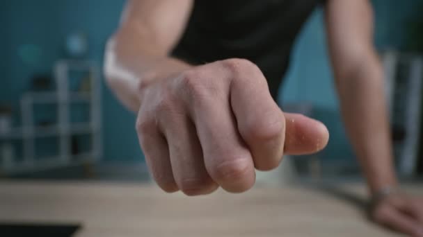 Uma mão masculina joga uma noz em um sanduíche. — Vídeo de Stock