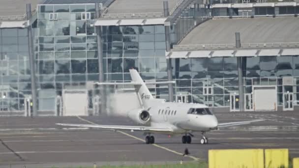 Ein kleines Privatflugzeug fliegt zum Flughafen. — Stockvideo