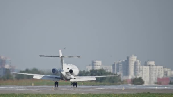 Prywatny samolot ląduje na pasie startowym. — Wideo stockowe
