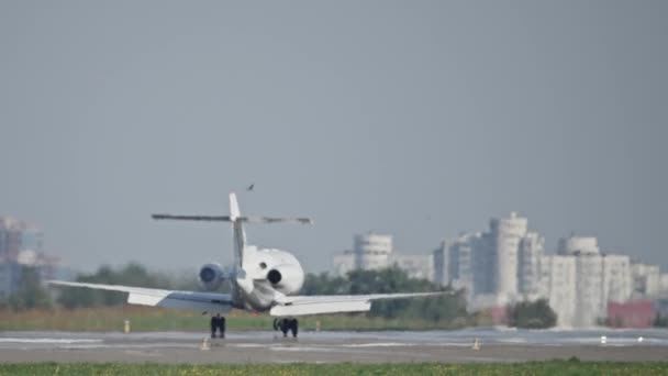 A private plane lands on the runway — Stock Video