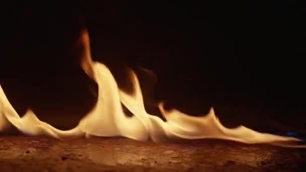 Slow motion video van een brandende vuurlijn. — Stockvideo
