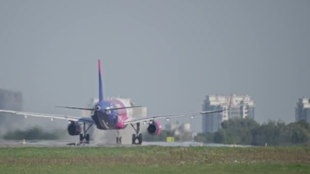 Un aereo passeggeri decolla dalla pista . — Video Stock