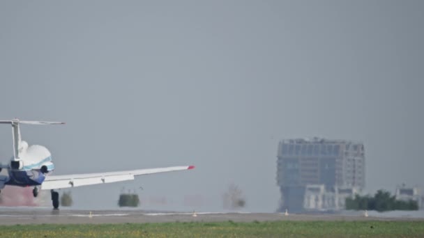 Un avión privado despega de la pista del aeropuerto. — Vídeo de stock