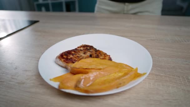 Готовить ужин дома с жареным лососем — стоковое видео