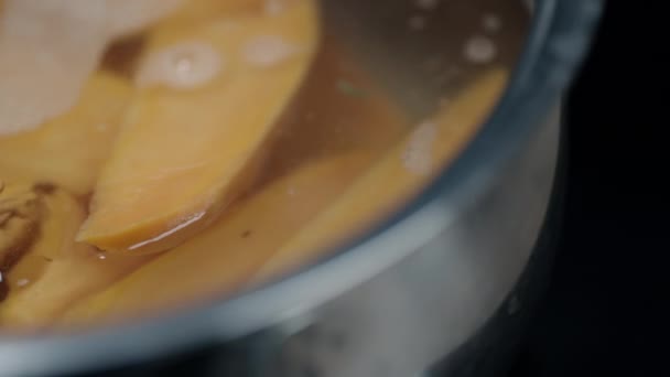 Zoete aardappelen koken in een pan. — Stockvideo