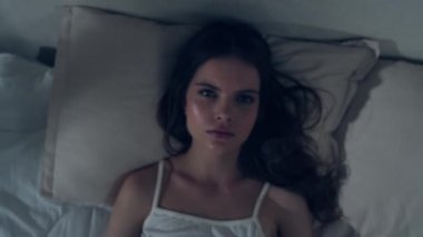 Bir kızın dramatik yakın çekimi, bebek atışı odak noktasından başlıyor..