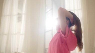 Genç kız daha yeni uyandı. # Güzel bir kızın güneşli sabahları #.