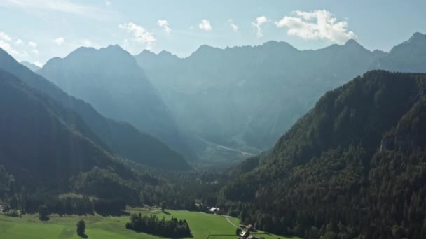 Vue aérienne des Alpes le matin. — Video