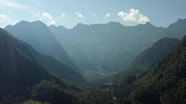 Landskap med flygutsikt över Alperna. — Stockvideo