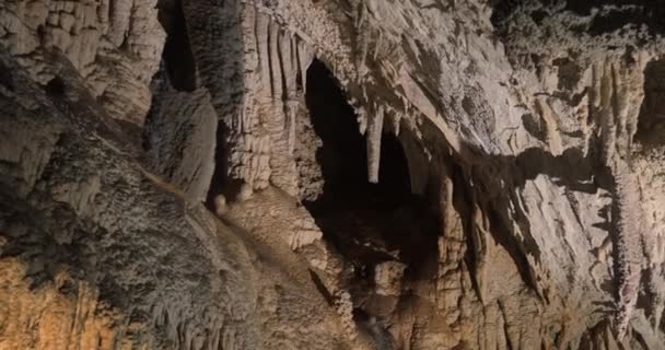 Krásné záběry krasové jeskyně, jeskyně Lipa se nachází Srbsko, východní Evropa — Stock video