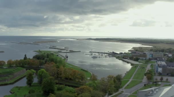 Вид с воздуха Kuressaare Estonia. — стоковое видео