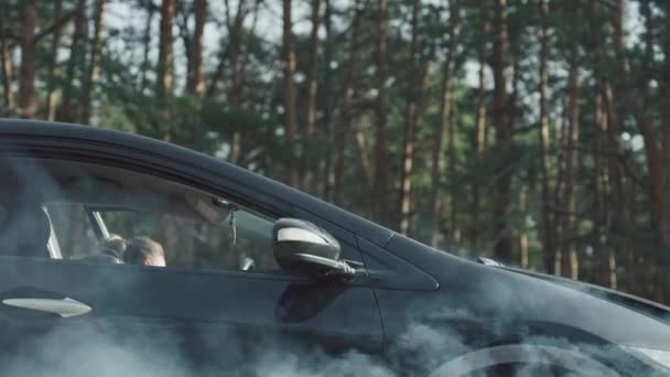 Bilen gick sönder på vägen och rök kom underifrån.. — Stockvideo