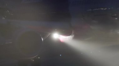 Uçak farlarına yakın çekim.