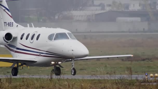 Un mic avion privat călătorește de-a lungul pistei aeroportului. — Videoclip de stoc