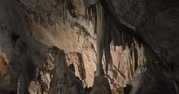 Schöne Aufnahmen der Karsthöhle, Lipa-Höhle in Serbien, Osteuropa — Stockvideo