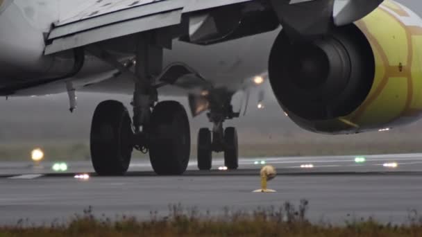 Primer plano de las ruedas de un avión que viaja por la pista — Vídeos de Stock