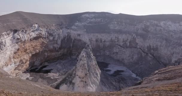 Kráter strato sopky v krajině přírody. — Stock video