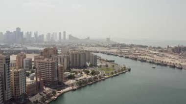Sharjah 'ın hava görüntüsü BAE şehir manzarası. 