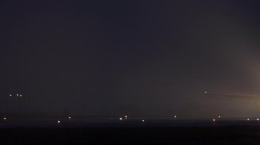 Gece havaalanından bir yolcu uçağının kalkış videosu.. 