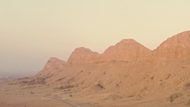 Vista aérea de las montañas rocosas en el desierto. — Vídeo de stock