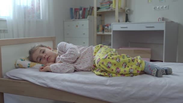 Niña enferma acostada en la cama. Niño enfermo enfermo en la guardería. — Vídeo de stock