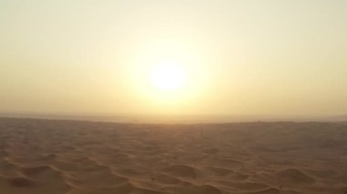 Sharjah çölünde günbatımının havadan görünüşü.