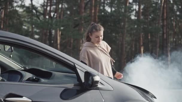 Vídeo em câmera lenta de uma mulher correndo para um carro quebrado — Vídeo de Stock