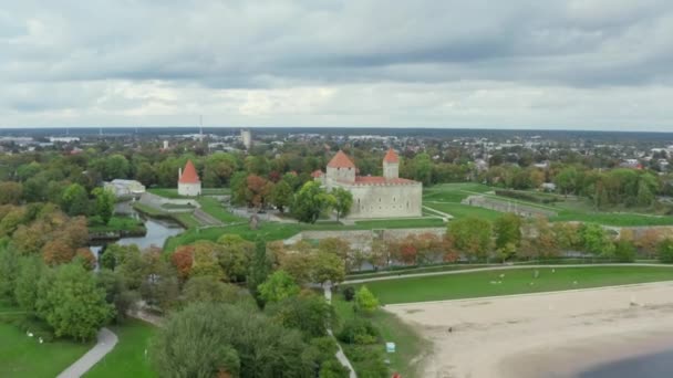 Luftaufnahme Schloss Kuressaare Estland. — Stockvideo