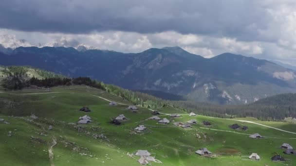 Vista aérea da aldeia alpina de Velika Planina, na Eslovénia. — Vídeo de Stock