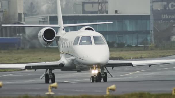 Desacelerando vídeo um avião de negócios vai para a pista do aeroporto — Vídeo de Stock