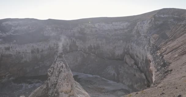 Kawah dari gunung berapi aktif — Stok Video