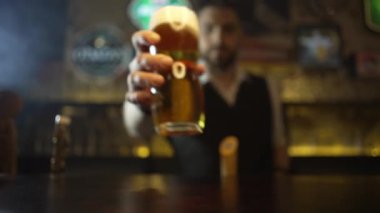 Barmen masaya yarım litre bira koyar.. 