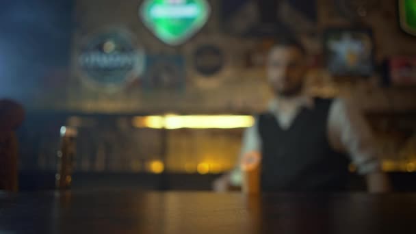 Un verre de bière au bar dans un restaurant — Video