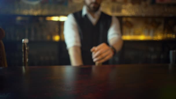 Barkeeper, der Kunden in der Kneipe bedient, stellt ein Pint Bier auf. Becher ungefiltertes Bier — Stockvideo