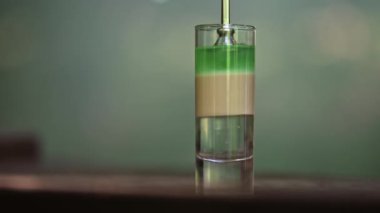 Mistik ormanda kokteyl hazırlıyorum. Barmen.