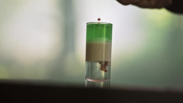 Slow motion video av att hälla alkohol i ett shotglas. — Stockvideo