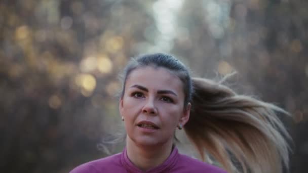 Time-lapse video with close-up of a running girls face. — Stock Video