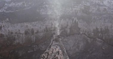 Dumanın geldiği bir yanardağın kraterine yakın çekim