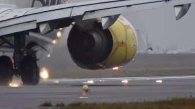 Bir uçak türbininin yavaş çekim yakın çekim videosu 