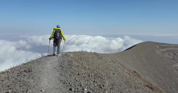 Ο άνθρωπος κατέκτησε την κορυφή του βουνού και περπατάει κατά μήκος της κορυφογραμμής. — Αρχείο Βίντεο