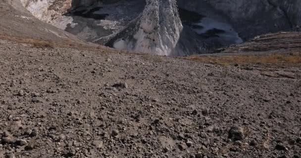 A lava do vulcão congelou e tornou-se uma pedra. — Vídeo de Stock