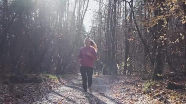 Mulher branca correndo no parque de outono. — Vídeo de Stock