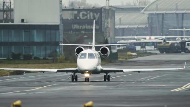 Vidéo au ralenti d'un petit avion d'affaires privé — Video