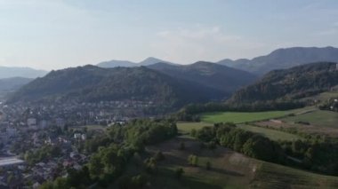 Slovenya 'daki hava manzaralı dağ köyü.