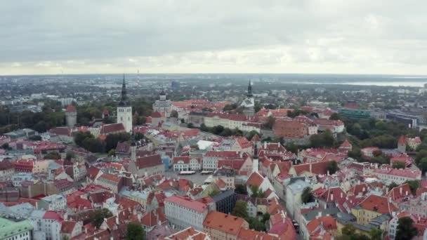 Vista aérea O centro histórico de Tallinn — Vídeo de Stock