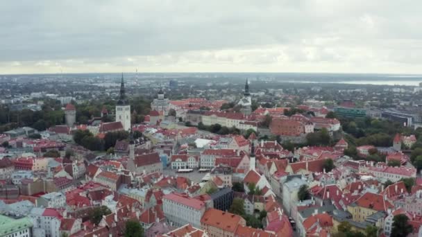 Letecký pohled Historické centrum Talinu — Stock video