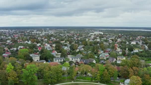 Flygfoto stadsbild Kuressaare Estland. — Stockvideo